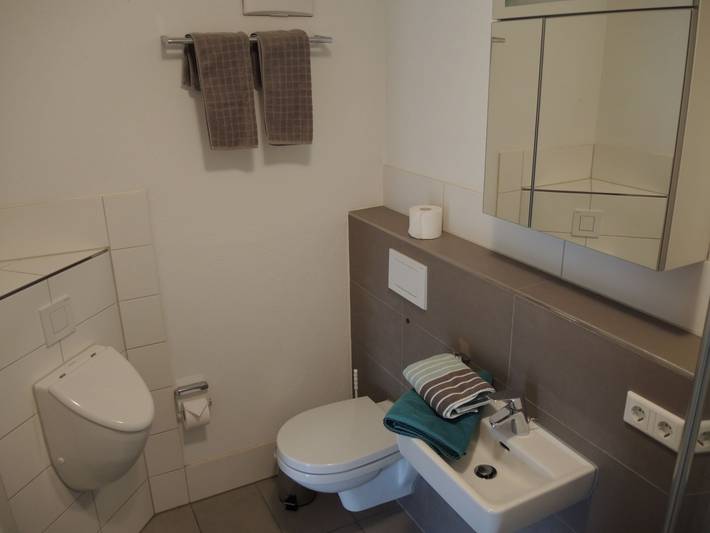 Kleines Badezimmer mit WC und Urinal